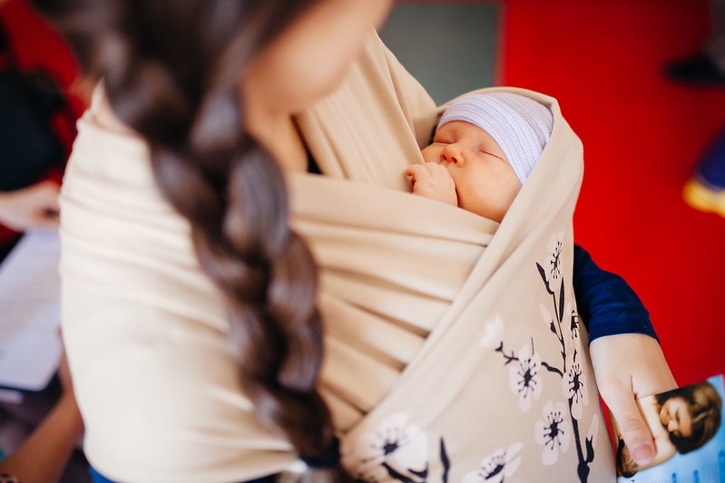 Doğu Ukrayna'daki çatışma ortamında yerinden edilmiş annelerin katıldığı bir bebek emzirme eğitimi. (Fotoğraf: UNICEF Ukraine.) Doğu Ukrayna'daki çatışma ortamında yerinden edilmiş annelerin katıldığı bir bebek emzirme eğitimi. (Fotoğraf: UNICEF Ukraine.)
